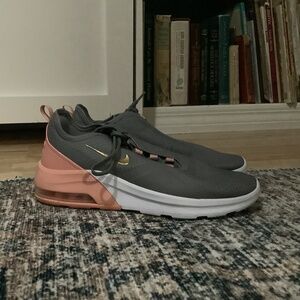 Nike Womens Air Max Motion 2